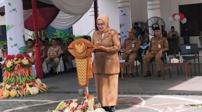 APEL: Pj Bupati Lumajang, Indah Wahyuni, saat sambutan di upacara apel pagi Harjalu di Kantor Pemkab Lumajang. (foto: Asmadi).