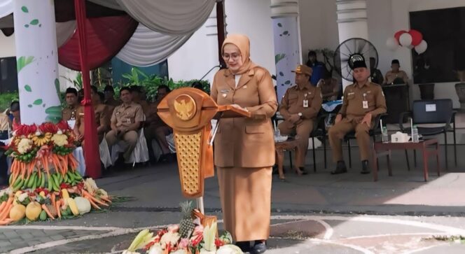 
					APEL: Pj Bupati Lumajang, Indah Wahyuni, saat sambutan di upacara apel pagi Harjalu di Kantor Pemkab Lumajang. (foto: Asmadi).