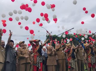 KICK-OFF: Rangkaian Harjalu yang ke-769, dibuka di depan kantor Pemkab Lumajang dengan tampilan koreografi telik sandi Kerajaan Lamadjang Tigang Juru. (foto: Asmadi)