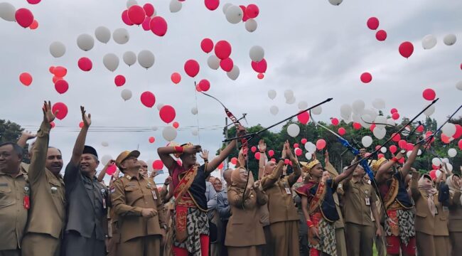 KICK-OFF: Rangkaian Harjalu yang ke-769, dibuka di depan kantor Pemkab Lumajang dengan tampilan koreografi telik sandi Kerajaan Lamadjang Tigang Juru. (foto: Asmadi)