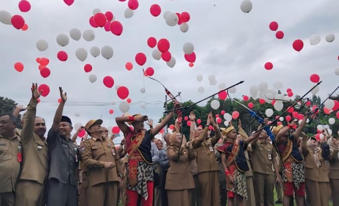 
					KICK-OFF: Rangkaian Harjalu yang ke-769, dibuka di depan kantor Pemkab Lumajang dengan tampilan koreografi telik sandi Kerajaan Lamadjang Tigang Juru. (foto: Asmadi)