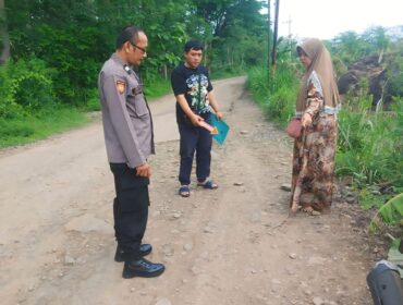 SELIDIKI: Sejumlah aparat kepolisian melakukan penyelidikan di lokasi pembegalan di Desa Umbulan, Winongan, Pasuruan. (foto: Moh. Rois).