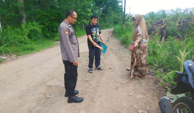 
					SELIDIKI: Sejumlah aparat kepolisian melakukan penyelidikan di lokasi pembegalan di Desa Umbulan, Winongan, Pasuruan. (foto: Moh. Rois).