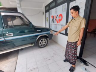 DIMALING: Pemilik motor, M. Syarif menunjukkan tempat parkir motornya yang raib digondol maling. (foto: Hafiz Rozani)
