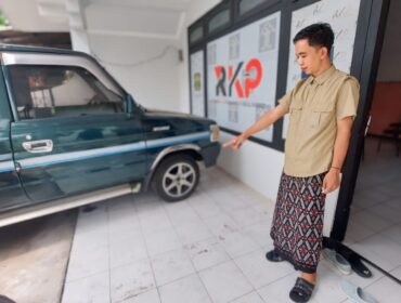 DIMALING: Pemilik motor, M. Syarif menunjukkan tempat parkir motornya yang raib digondol maling. (foto: Hafiz Rozani)
