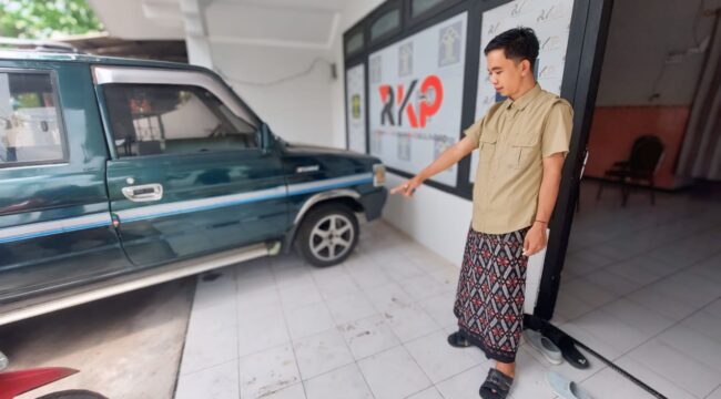 DIMALING: Pemilik motor, M. Syarif menunjukkan tempat parkir motornya yang raib digondol maling. (foto: Hafiz Rozani)
