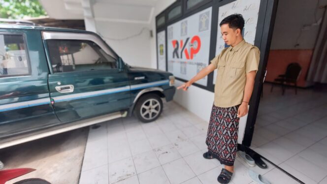 
					DIMALING: Pemilik motor, M. Syarif menunjukkan tempat parkir motornya yang raib digondol maling. (foto: Hafiz Rozani)
