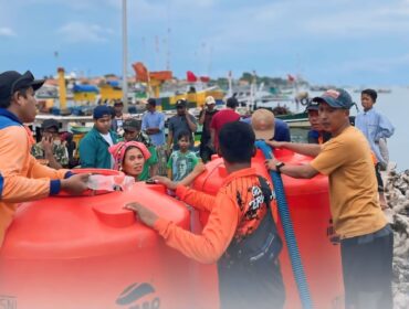 KRISIS AIR BERSIH: Petugas BPBD Kabupaten Probolinggo dan relawan saat mendistribusikan bantuan air bersih bagi warga Pulau Gili. (foto: IG bpbdkabprob)