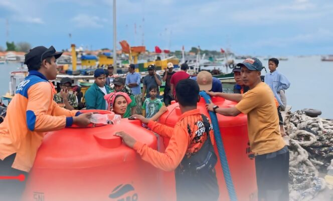 
					KRISIS AIR BERSIH: Petugas BPBD Kabupaten Probolinggo dan relawan saat mendistribusikan bantuan air bersih bagi warga Pulau Gili. (foto: IG bpbdkabprob)