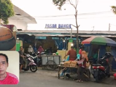 TERTANGKAP : Pencurian helm yang dilakukan Agus Winarno (insert)  di Pasar Bangil, Kab. Pasuruan, gagal dilakukan. Pelaku justru tertangkap warga. (foto: Moh. Rois)