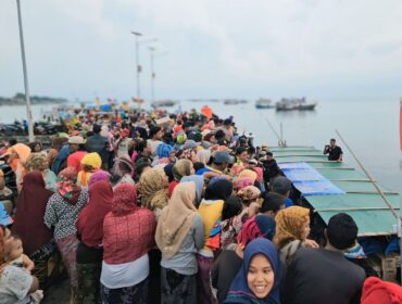 BANTU: Proses distribusi bantuan air bersih oleh Polres Probolinggo bagi warga Pulau Gili. (foto: Bag. Humas Polres Probolinggo).