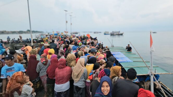 
					BANTU: Proses distribusi bantuan air bersih oleh Polres Probolinggo bagi warga Pulau Gili. (foto: Bag. Humas Polres Probolinggo).