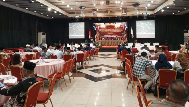 
					PLENO: Suasana rapat pleno rekapitulasi hasil penghitungan Pilkada Kota Pasuruan, Selasa (03/12/2024) siang. (foto: Moh. Rois)
