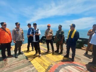 TINJAU: Pj. Bupati Probolinggo, Ugas Irwanto, Kapolres Probolinggo, AKBP Wisnu Wardana dan sejumlah kepala OPD menyaksikan perbaikan pipa PDAM di Pulau Gili dari atas Tug Boat. (foto: Hafiz Rozani)
