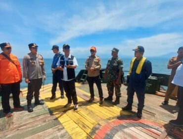 TINJAU: Pj. Bupati Probolinggo, Ugas Irwanto, Kapolres Probolinggo, AKBP Wisnu Wardana dan sejumlah kepala OPD menyaksikan perbaikan pipa PDAM di Pulau Gili dari atas Tug Boat. (foto: Hafiz Rozani)
