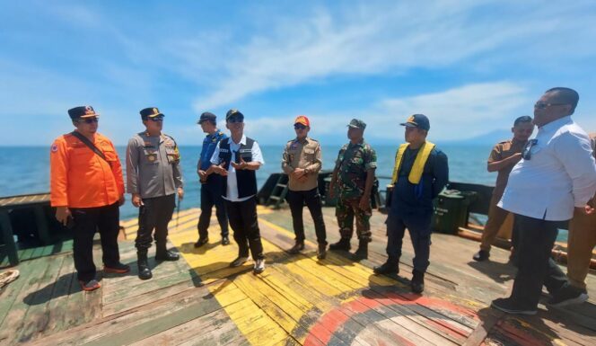 
					TINJAU: Pj. Bupati Probolinggo, Ugas Irwanto, Kapolres Probolinggo, AKBP Wisnu Wardana dan sejumlah kepala OPD menyaksikan perbaikan pipa PDAM di Pulau Gili dari atas Tug Boat. (foto: Hafiz Rozani)
