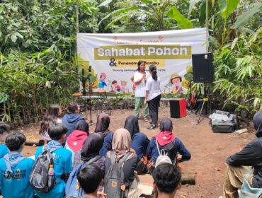 PEDULI LINGKUNGAN: Sekelompok Gen Z saat mendirikan komunitas ‘Sahabat Pohon’ di kawasan Gunung Lemongan Lumajang. (foto: Istimewa)
