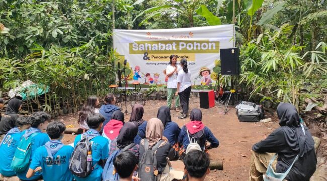 PEDULI LINGKUNGAN: Sekelompok Gen Z saat mendirikan komunitas ‘Sahabat Pohon’ di kawasan Gunung Lemongan Lumajang. (foto: Istimewa)
