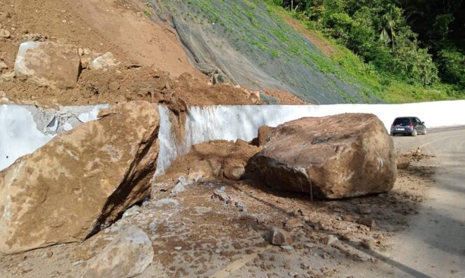 
					BIKIN LUMPUH: Batu besar yang jatuh dan menutupi jalur Piket Nol Lumajang. (foto: Asmadi)
