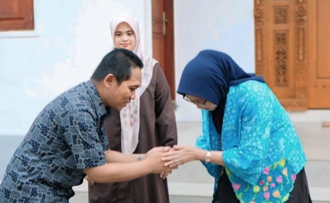 
					AKUR: Calon Bupati Lumajang Nomor Urut 2, Bunda Indah dan Calon Bupati Lumajang Nomor Urut 1, Cak Thoriq, saling berjabat tangan. (foto: Asmadi)
