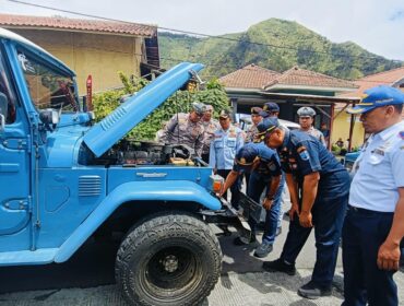 CEK: Petugas Satlantas Polres Probolinggo bersama Dishub Kabupaten Probolinggo saat mengecek kelayakan jip wisata Bromo. (foto: istimewa)