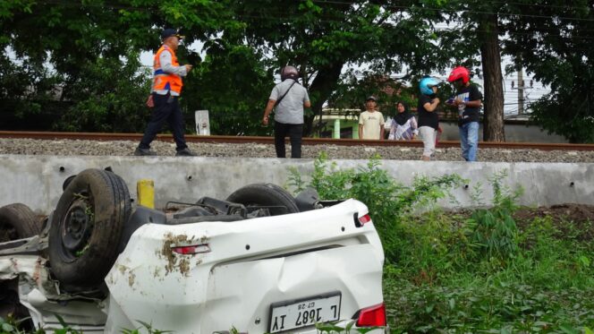 
					Kondisi mobil pasca tertabrak KA.
