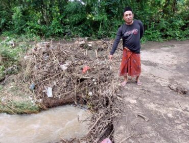 Warga menunjukkan lokasi bocah yang tewas tenggelam.