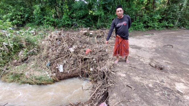 
					Warga menunjukkan lokasi bocah yang tewas tenggelam.