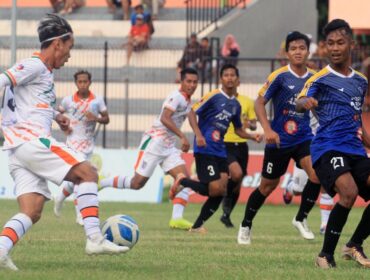 NGOTOT: Pemain Persipro 1954 (jersey putih oranye) dalam pertandingan penyisihan grup Liga 4 Jatim, tahun lalu. (foto: dok)
