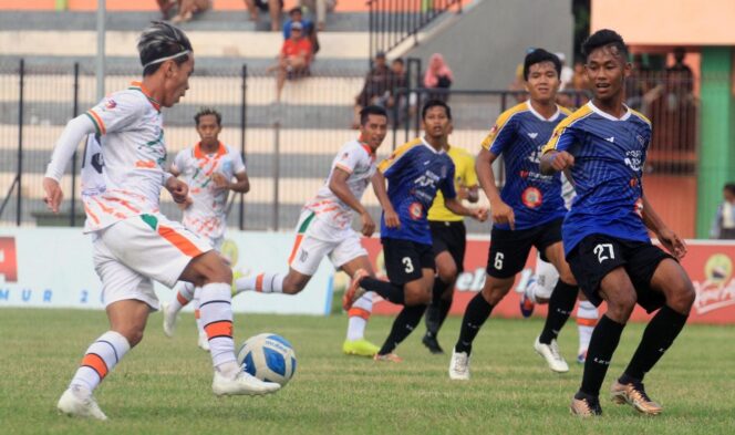 
					NGOTOT: Pemain Persipro 1954 (jersey putih oranye) dalam pertandingan penyisihan grup Liga 4 Jatim, tahun lalu. (foto: dok)
