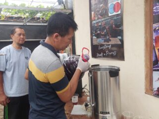 KREATIF: Hari Purwanto dan anggota Komunitas Pembudidaya Anggur Probolinggo menunjukkan produk minuman berbahan buah anggur. (foto: Hafiz Rozani)