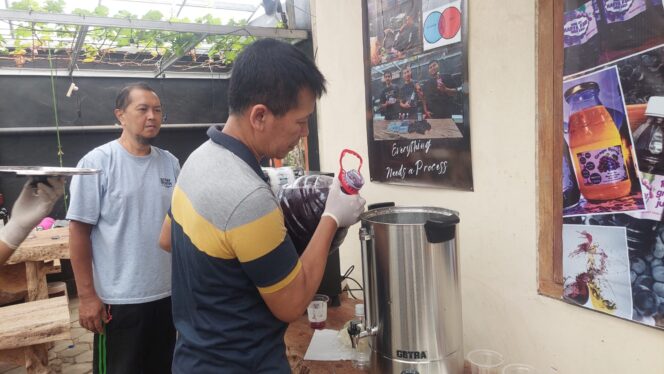 
					KREATIF: Hari Purwanto dan anggota Komunitas Pembudidaya Anggur Probolinggo menunjukkan produk minuman berbahan buah anggur. (foto: Hafiz Rozani)