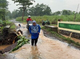 AMBROL: Kondisi jembatan di Desa Tanggulangin, Kec. Kejayan, Kab. Pasuruan yang ambrol disapu banjir. (foto: Moh. Rois)
