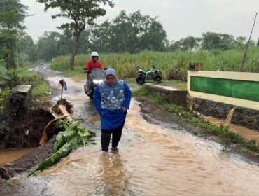 AMBROL: Kondisi jembatan di Desa Tanggulangin, Kec. Kejayan, Kab. Pasuruan yang ambrol disapu banjir. (foto: Moh. Rois)
