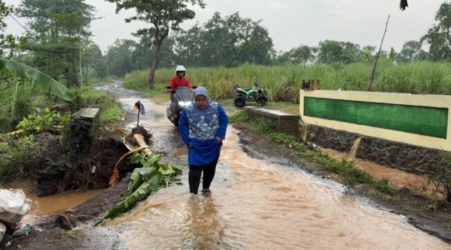 AMBROL: Kondisi jembatan di Desa Tanggulangin, Kec. Kejayan, Kab. Pasuruan yang ambrol disapu banjir. (foto: Moh. Rois)
