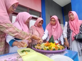 KREATIF: Salah satu kelompok peserta lomba saat mengkreasikan tumpeng yang dilombakan. (foto: Hafiz Rozani).

