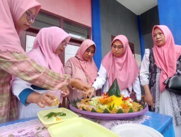 KREATIF: Salah satu kelompok peserta lomba saat mengkreasikan tumpeng yang dilombakan. (foto: Hafiz Rozani).

