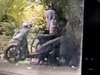 Tangkapan layar video adegan tak pantas yang dilakukan sepasang pelajar di halaman GOR Sasana Krida Kraksaan.