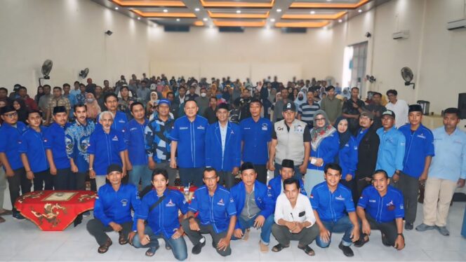 
					KONSOLIDASI: Pengurus DPC Partai Demokrat Kabupaten Probolinggo, foto bersama usai gelar rapat konsolidasi pasca pemilu. (foto: Istimewa)
