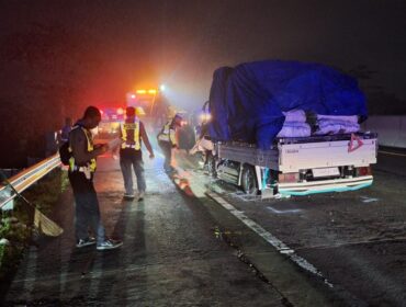 LAKA: Polisi gelar olah TKP pasca kecelakaan maut di Tol Paspro KM 786+400 B. (foto: istimewa).
