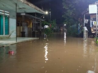 TERENDAM: Kondisi pemukiman warga di Kecamatan Winongan, Kab. Pasuruan, pasca direndam banjir. (foto: Moh. Rois).