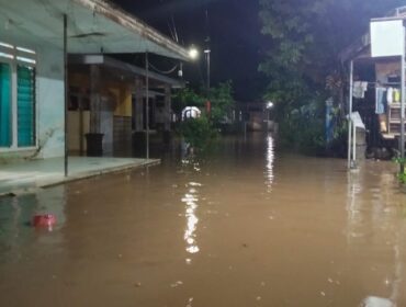 TERENDAM: Kondisi pemukiman warga di Kecamatan Winongan, Kab. Pasuruan, pasca direndam banjir. (foto: Moh. Rois).