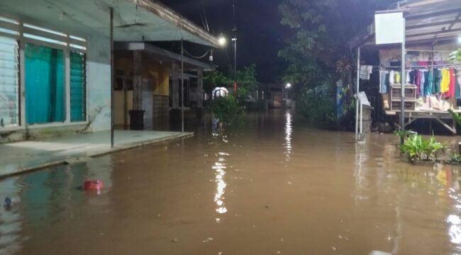 TERENDAM: Kondisi pemukiman warga di Kecamatan Winongan, Kab. Pasuruan, pasca direndam banjir. (foto: Moh. Rois).