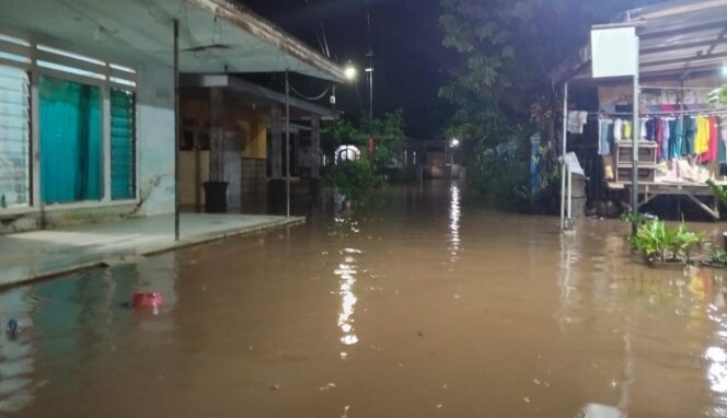 
					TERENDAM: Kondisi pemukiman warga di Kecamatan Winongan, Kab. Pasuruan, pasca direndam banjir. (foto: Moh. Rois).