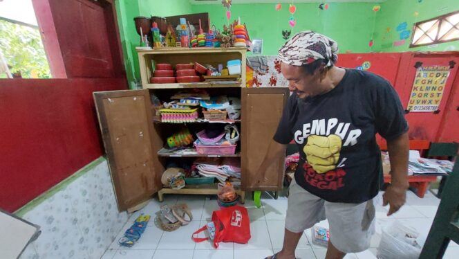 
					KEMALINGAN: Sekretaris Yayasan TK Ananda 2, Edi Martono menunjukkan lemari yang diobrak-abrik maling. (foto: Hafiz Rozani).
