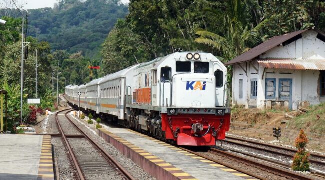 MELINTAS: Salah satu kereta api di wilayah Daop 9 Jember tengah melintas. (foto: Istimewa)