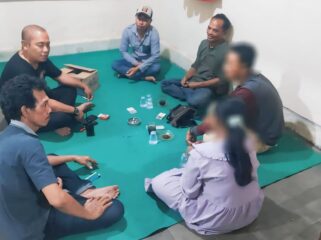 DIJEMPUT: Tim Satreskrim Polres Probolinggo Kota dan keluarga saat menjemput Novita di Jember. (foto: istimewa)