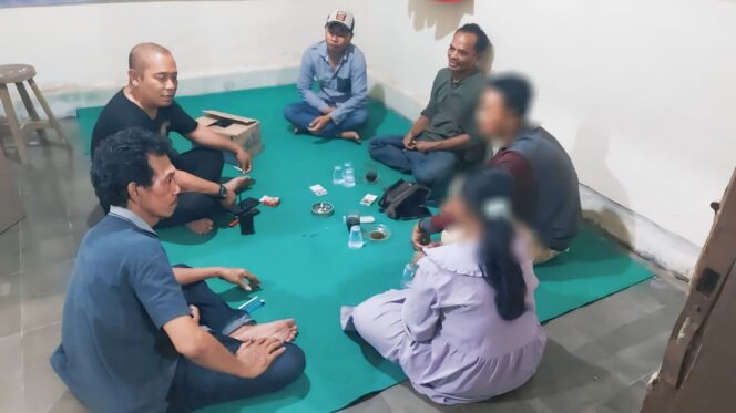 
					DIJEMPUT: Tim Satreskrim Polres Probolinggo Kota dan keluarga saat menjemput Novita di Jember. (foto: istimewa)