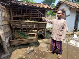 KEMALINGAN: Pemilik kambing, Ahmad Ribut, saat menunjukkan kandang kambing miliknya yang dimasuki maling.