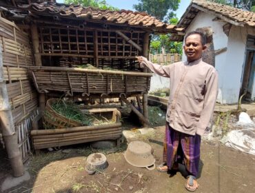 KEMALINGAN: Pemilik kambing, Ahmad Ribut, saat menunjukkan kandang kambing miliknya yang dimasuki maling.